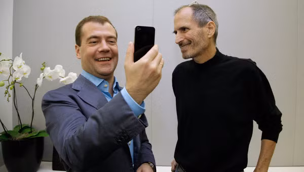 Tổng thống Dmitry Medvedev nhận chiếc iPhone 4 từ cố Tổng giám đốc Apple Inc., ông Steve Jobs trong chuyến thăm Thung lũng Silicon Tổng thống Dmitry Medvedev nhận chiếc iPhone 4 từ cố Tổng giám đốc Apple Inc., ông Steve Jobs trong chuyến thăm Thung lũng Silicon