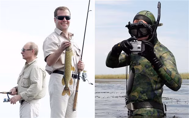 Tổng thống Nga Dmitry Medvedev trong bộ đồ lặn đang ngắm máy ảnh (phải) và cùng Thủ tướng Vladimir Putin câu cá rất vui vẻ trên sông Volga tháng 8/2011 Tổng thống Nga Dmitry Medvedev trong bộ đồ lặn đang ngắm máy ảnh (phải) và cùng Thủ tướng Vladimir Putin câu cá rất vui vẻ trên sông Volga tháng 8/2011