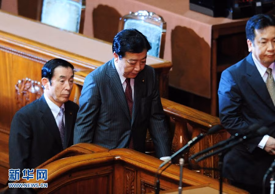 Ông từng tốt nghiệp Đại học Waseda và bắt đầu sự nghiệp chính trị từ năm 1993.