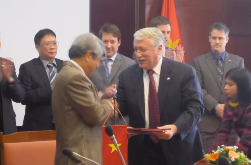 Ông Dương Ngọc Hải - Phó Chủ tịch VAST, trưởng đoàn đàm phán Việt Nam, và ông Michael F. O’Brien, Phó Giám đốc phụ trách các quan hệ quốc tế và quan hệ liên tổ chức của NASA trao văn bản ký kết tuyên bố chung về ý định hợp tác giữa VAST và NASA