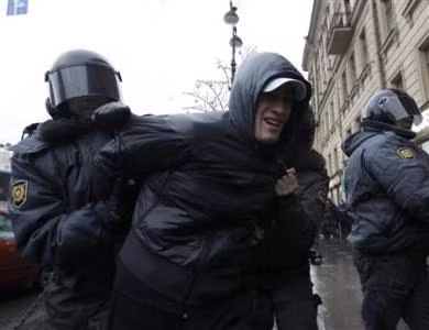 Cảnh sát bắt giữ người biểu tình tại St Petersburg Cảnh sát bắt giữ người biểu tình tại St Petersburg