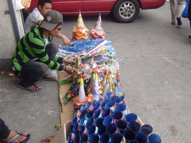 Trẻ em bày bán "orotot" trên đường phố Philippines