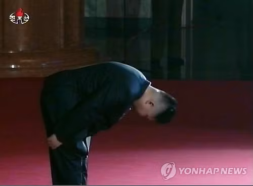Đại tướng Kim Jong Un viếng Chủ tịch Kim tại lăng Kumsusan hôm 27/12. Ảnh Yonhap