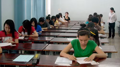 Sinh viên Trường ĐH Hoa Sen tham gia kỳ thi TOEIC do trường phối hợp cùng IIG tổ chức - Ảnh: M.GIẢNG