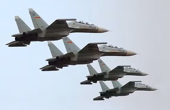 Biên đội máy bay chiến đấu J-11 của Không quân Trung Quốc