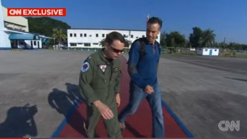 Phóng viên CNN Mỹ lên máy bay tuần tra săn ngầm P-8A Hải quân Mỹ theo dõi Trung Quốc ở khu vực quần đảo Trường Sa của Việt Nam (nguồn mạng sina Trung Quốc)