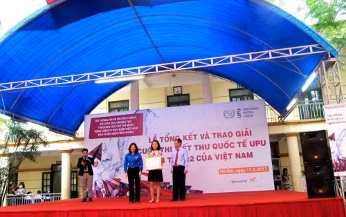 Thứ trưởng Nguyễn Thành Hưng và Bí thư Trung ương Đoàn, Chủ tịch Hội đồng đội Trung ương trao tặng giải Nhất cho em Đào Thụy Thùy Dương
