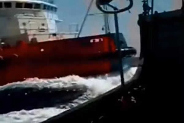 Tàu Trung Quốc hung hãn đâm vỡ lan can tàu Kiểm Ngư Việt Nam ngay trong vùng đặc quyền kinh tế, thềm lục địa của Việt Nam. Tàu cá Việt Nam cũng đã bị tàu Trung Quốc đâm chìm.