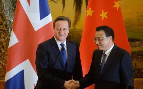 Ông Lý Khắc Cường (phải) và người đồng cấp Vương quốc Anh David Cameron.