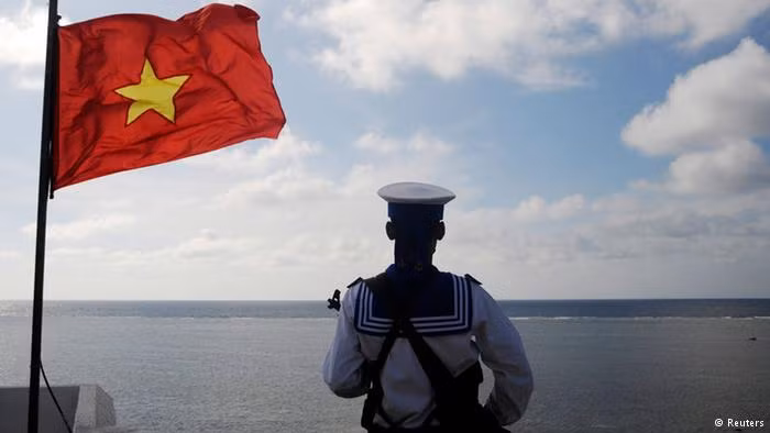 Chiến sĩ Hải quân Nhân dân Việt Nam đang ngày đêm chắc tay súng bảo vệ vững chắc chủ quyền, lãnh thổ thiêng liêng của Tổ quốc. Ảnh: Reuters.