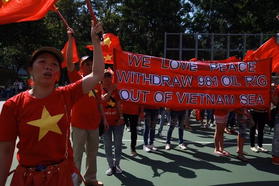 "Chúng tôi yêu hòa bình. Hãy rút giàn khoan 981 khỏi vùng biển của Việt Nam".