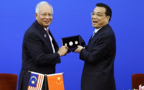 Thủ tướng Malaysia và Thủ tướng Trung Quốc Lý Khắc Cường. Thủ tướng Malaysia và Thủ tướng Trung Quốc Lý Khắc Cường.