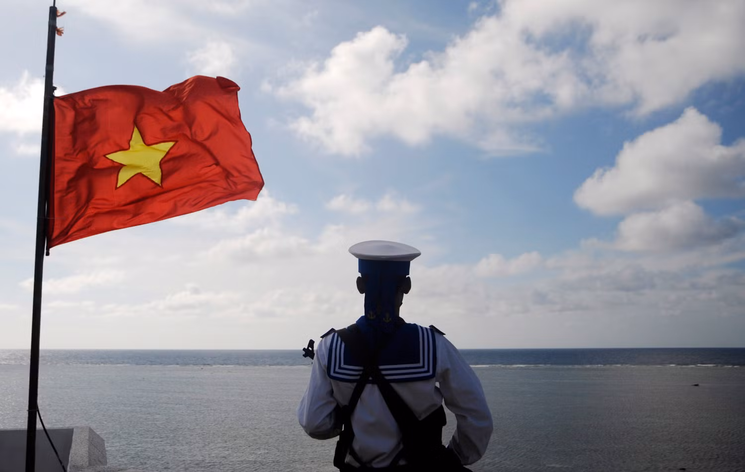 Chiến sĩ Hải quân Nhân dân Việt Nam ngày đêm chắc tay súng bảo vệ chủ quyền lãnh thổ thiêng liêng của Tổ quốc.