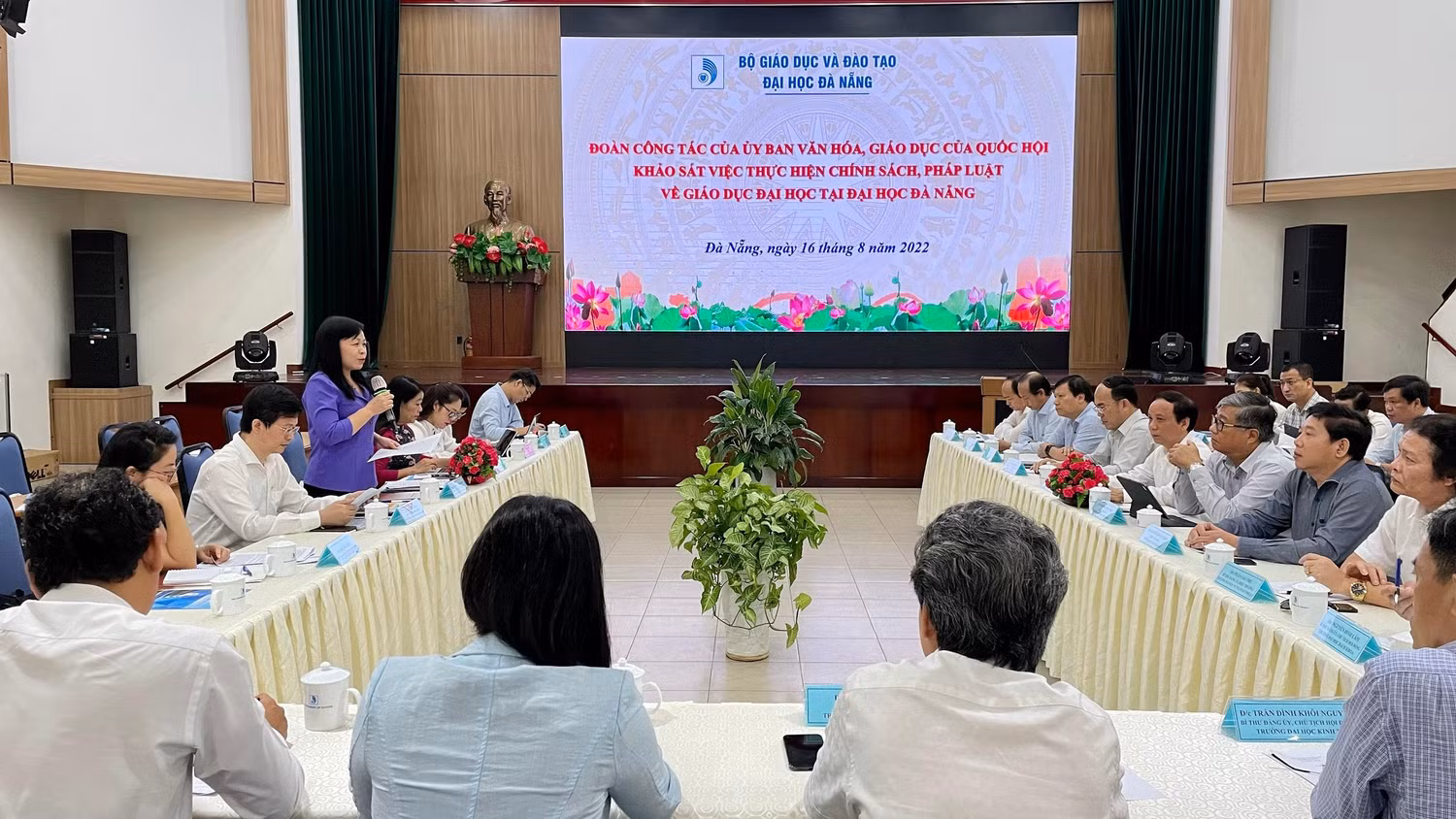 Đoàn giám sát của Ủy ban Văn hóa, Giáo dục Quốc hội làm việc với lãnh đạo Đại học Đà Nẵng ngày 16/8. Ảnh: TN Đoàn giám sát của Ủy ban Văn hóa, Giáo dục Quốc hội làm việc với lãnh đạo Đại học Đà Nẵng ngày 16/8. Ảnh: TN