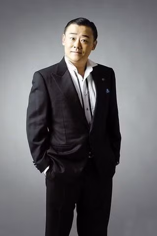 Chu Lập Ba (giám khảo quen thuộc của China’s Got Talent) và vợ là Hồ Khiết, cô là con chủ tịch công ty TNHH thép không gỉ Ôn Châu - Khiết Linh, một phụ nữ giàu có và nổi tiếng của tỉnh Triết Giang vùng Giang Nam.