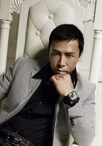 Chân Tử Đan và vợ Uông Phi Phi, cha mẹ cô là những doanh nhân thành đạt trong việc chế tác đồ trang sức nổi tiếng ở Canada và được mệnh danh là vua kim cương của Canada.