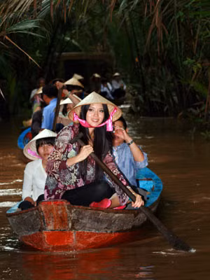 Hoa hậu thế giới Trương Tử Lâm đầu đội nón, chèo xuồng ba lá trên kênh rạch miền tây.