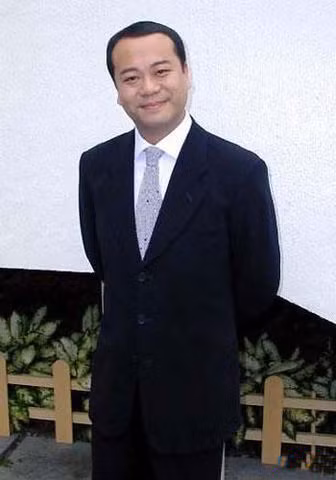 Âu Dương Chấn Hoa và vợ là Khiết Nhàn, cô là cháu gái của ông trùm casino của Ma Cao - Phó Lão Dung, từng là người sáng lập khách sạn Furama trị giá 8 tỷ đô la Hồng Kông (hơn t tỷ USD) trước đây.
