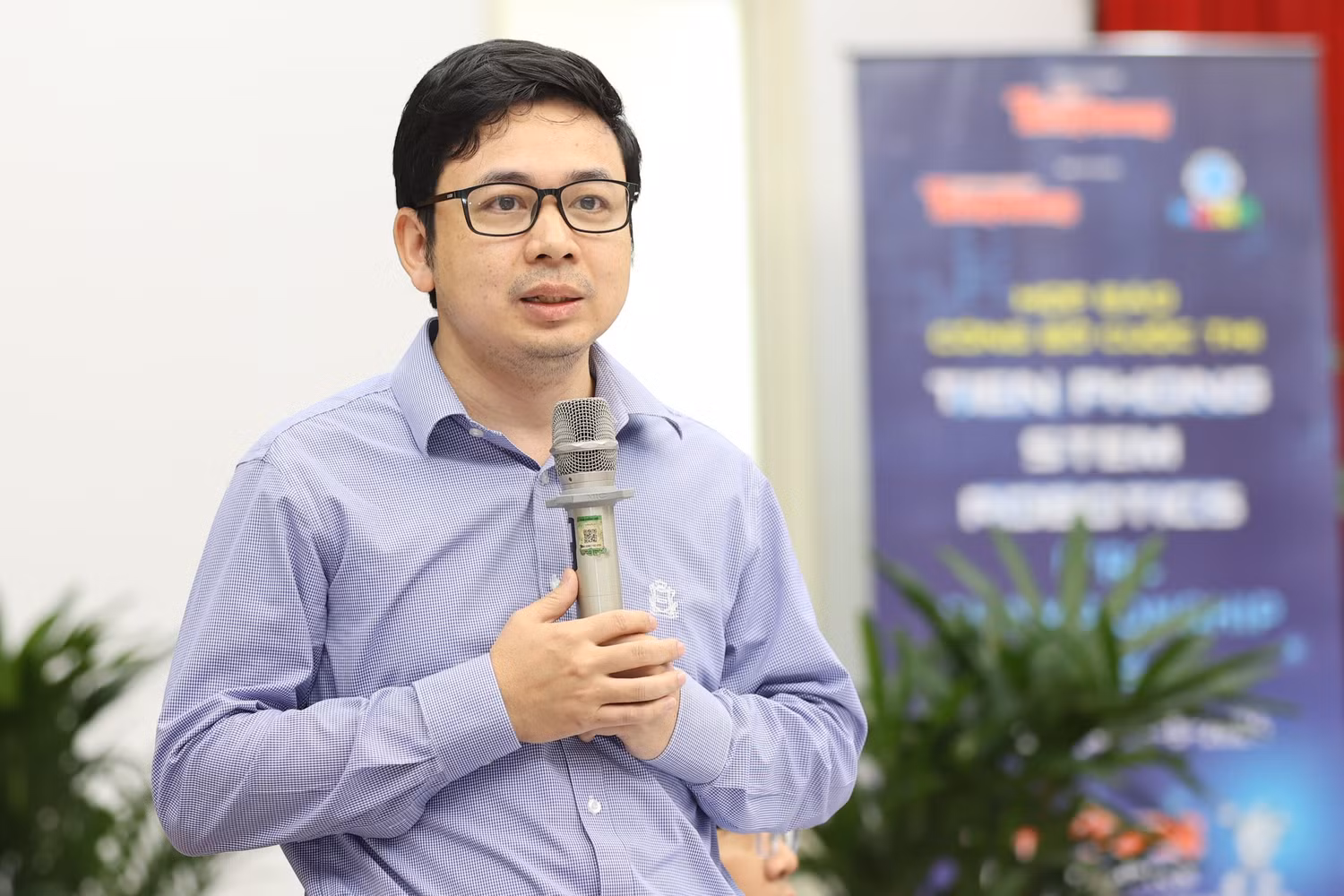Thầy Triển hiện là Phó Chủ nhiệm khoa Khoa Công nghệ nông nghiệp, Trường Đại học Công nghệ - Đại học Quốc gia Hà Nội. (Ảnh: Nhi Anh)