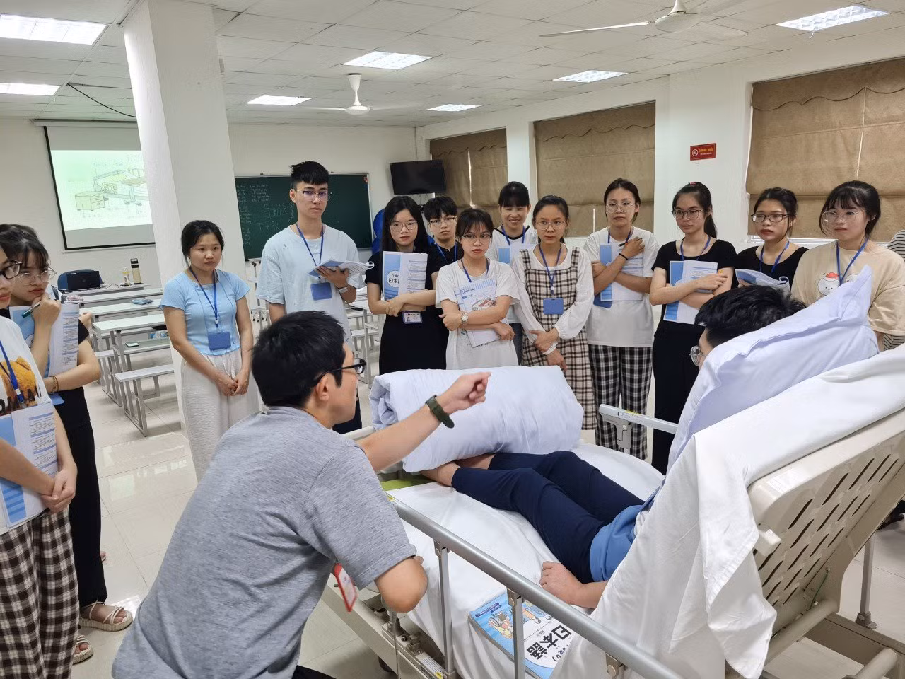 Giờ học điều dưỡng, nhân viên chăm sóc 07.jpg