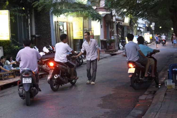 Nhiều xe phải luồn lách để tránh bị làm phiền.