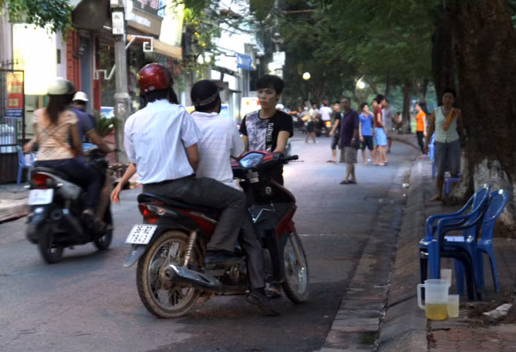 Bất cứ xe nào đi qua cũng bị dừng lại mời... ăn lẩu.
