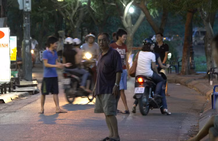 Anh Nguyễn Minh Nam, một người đi đường cho hay, nhiều lần anh đi qua đây, không lần nào anh không bị làm phiền. Đã có lần anh đang đi, bất ngờ bị hai thanh niên lao từ vỉa hè xuống đường chặn xe khiến anh giật mình và bị đổ xe.