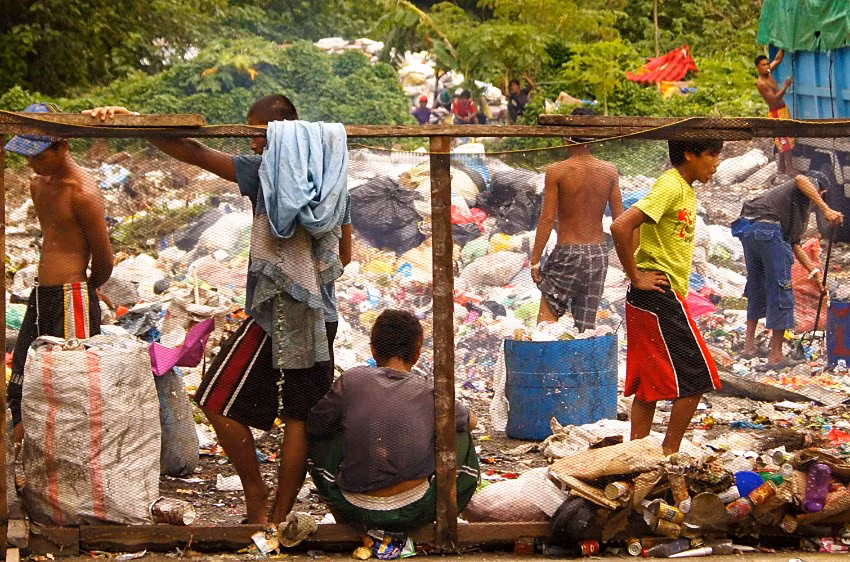 Hình ảnh chụp trẻ em Philippines tại một bãi rác của Mary Ann Tablante, 16 tuối đến từ Philippines. Hình ảnh chụp trẻ em Philippines tại một bãi rác của Mary Ann Tablante, 16 tuối đến từ Philippines.