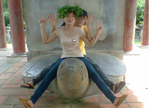 Hình ảnh phản cảm của hai thiếu nữ khi ngồi lên cả đầu rùa tại khu Văn Miếu - Quốc Tử Giám Hình ảnh phản cảm của hai thiếu nữ khi ngồi lên cả đầu rùa tại khu Văn Miếu - Quốc Tử Giám