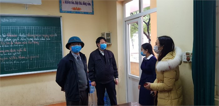 Lãnh đạo Sở Giáo dục và Đào tạo tỉnh Vĩnh Phúc đi kiểm tra công tác phòng chống dịch Corona tại trường học. Ảnh: Sở GD Vĩnh Phúc. Lãnh đạo Sở Giáo dục và Đào tạo tỉnh Vĩnh Phúc đi kiểm tra công tác phòng chống dịch Corona tại trường học. Ảnh: Sở GD Vĩnh Phúc.