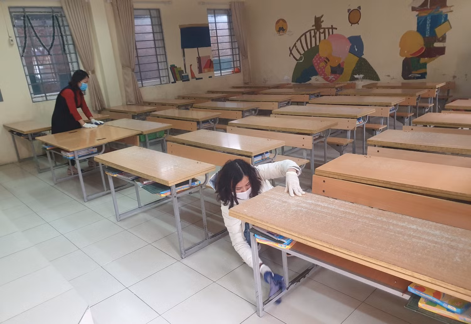 Giáo viên Trường Tiểu học Phú La vệ sinh lớp học cẩn thận. Ảnh: Trường tiểu học Phú La.