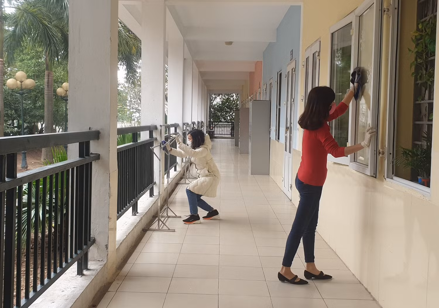 Ngoài việc vệ sinh, khử trùng, các lớp học sẽ được trang bị dung dịch rửa tay khô diệt khuẩn để giáo viên, học sinh sử dụng. Ảnh: TH Phú La.