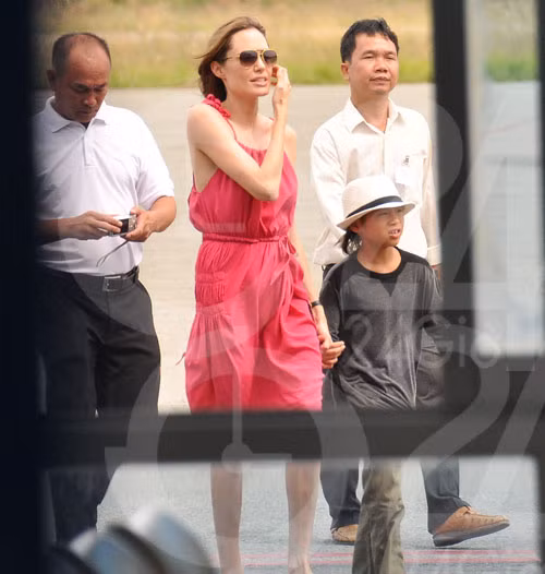 Sau đó, Angelina dẫn Pax Thiên và Maddox ra ngoài sảnh chính sân bay (Ảnh: 24h) Sau đó, Angelina dẫn Pax Thiên và Maddox ra ngoài sảnh chính sân bay (Ảnh: 24h)