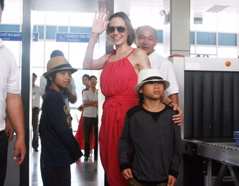 Jolie cùng các con chào người hâm mộ Jolie cùng các con chào người hâm mộ
