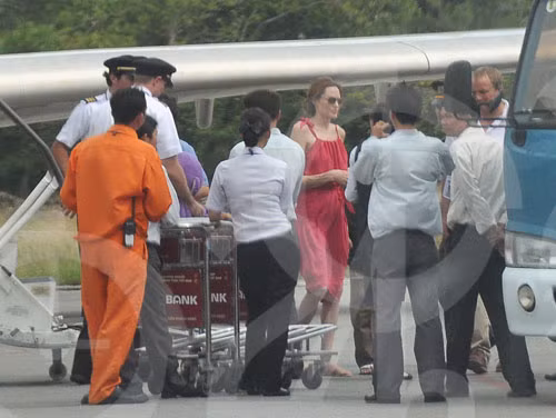 Theo một nguồn tin, mẹ con nhà Angelina đã lên đường đi Hàn Quốc ngay, để hội ngộ với Brad Pitt tại đây. Tại cảng quốc tế, nhân viên từ chối bán vé chuyến bay KE 376 đi Seoul vào lúc 12h20 với lý do “chuyến bay này không có trong lịch trình bán vé”.(Ảnh: 24h) Theo một nguồn tin, mẹ con nhà Angelina đã lên đường đi Hàn Quốc ngay, để hội ngộ với Brad Pitt tại đây. Tại cảng quốc tế, nhân viên từ chối bán vé chuyến bay KE 376 đi Seoul vào lúc 12h20 với lý do “chuyến bay này không có trong lịch trình bán vé”.(Ảnh: 24h)