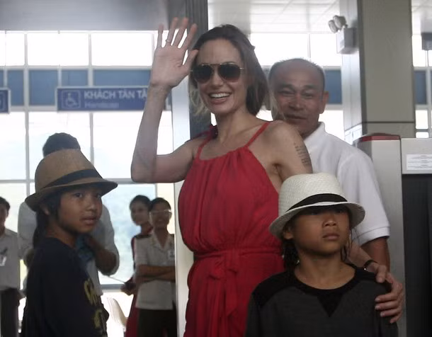 Dù bí mật các địa điểm đi nghỉ dưỡng và ăn uống với báo chí nhưng với những người yêu mến mình, gia đình nhà diễn viên nổi tiếng tỏ ra rất thân thiện và gần gũi. Họ sẵn sàng trò chuyện và chụp ảnh lưu niệm cùng các fan.