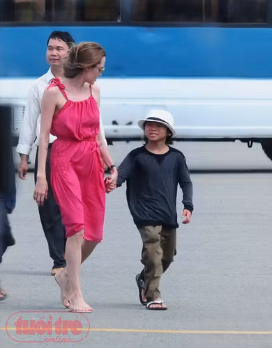 Angelina nổi bật trong bộ đầm đỏ trẻ trung (Ảnh: Tuổi Trẻ) Angelina nổi bật trong bộ đầm đỏ trẻ trung (Ảnh: Tuổi Trẻ)
