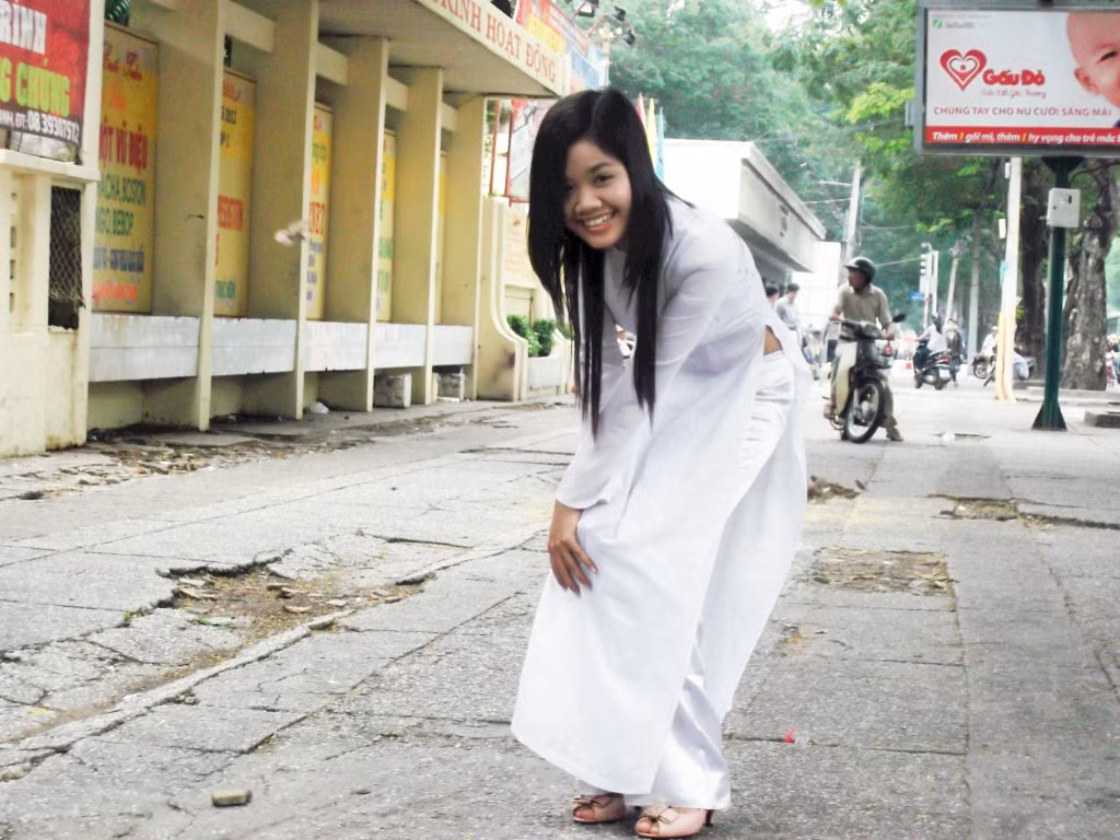 Hoàng Anh tâm sự: Có lẽ đập vào mắt các bạn mình không xinh đẹp ! Nhưng chắc hẳn con gái ai mà có không xinh đến đâu đi nữa thì trong tà áo dài Việt Nam thì các cô ấy vẫn thướt tha mềm mại và dịu dàng và mình cũng thế!. Hoàng Anh tâm sự: Có lẽ đập vào mắt các bạn mình không xinh đẹp ! Nhưng chắc hẳn con gái ai mà có không xinh đến đâu đi nữa thì trong tà áo dài Việt Nam thì các cô ấy vẫn thướt tha mềm mại và dịu dàng và mình cũng thế!.