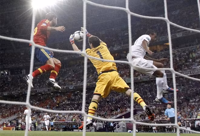Casillas trổ tài bắt bóng.