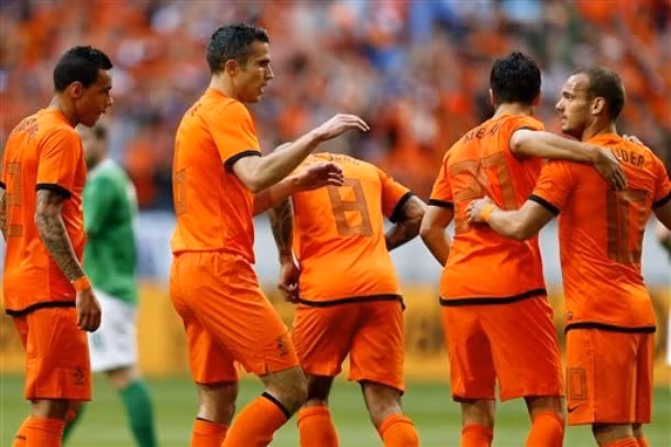 Van Persie tỏa sáng cùng đồng đội với một cú đúp.