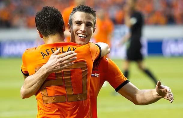 Afellay cũng chẳng chịu kém các bậc đàn anh.
