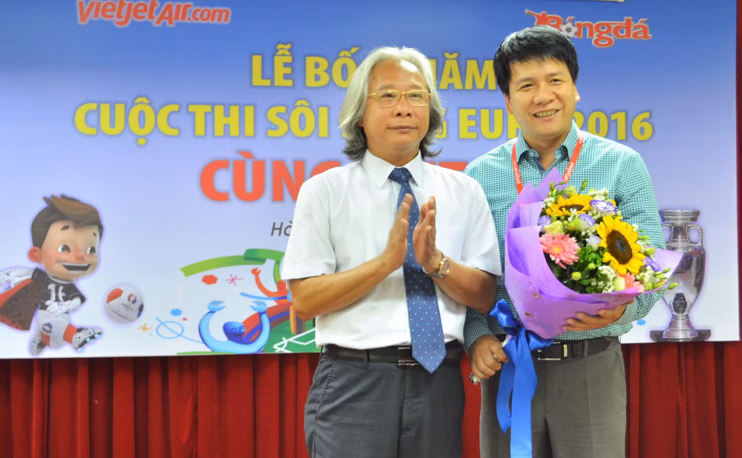 Ông Nguyễn Văn Phú đại diện Báo Bóng đá tặng hoa ông Dương Hoài Nam - Giám đốc Văn phòng khu vực phía Bắc Hãng hàng không Vietjet Air