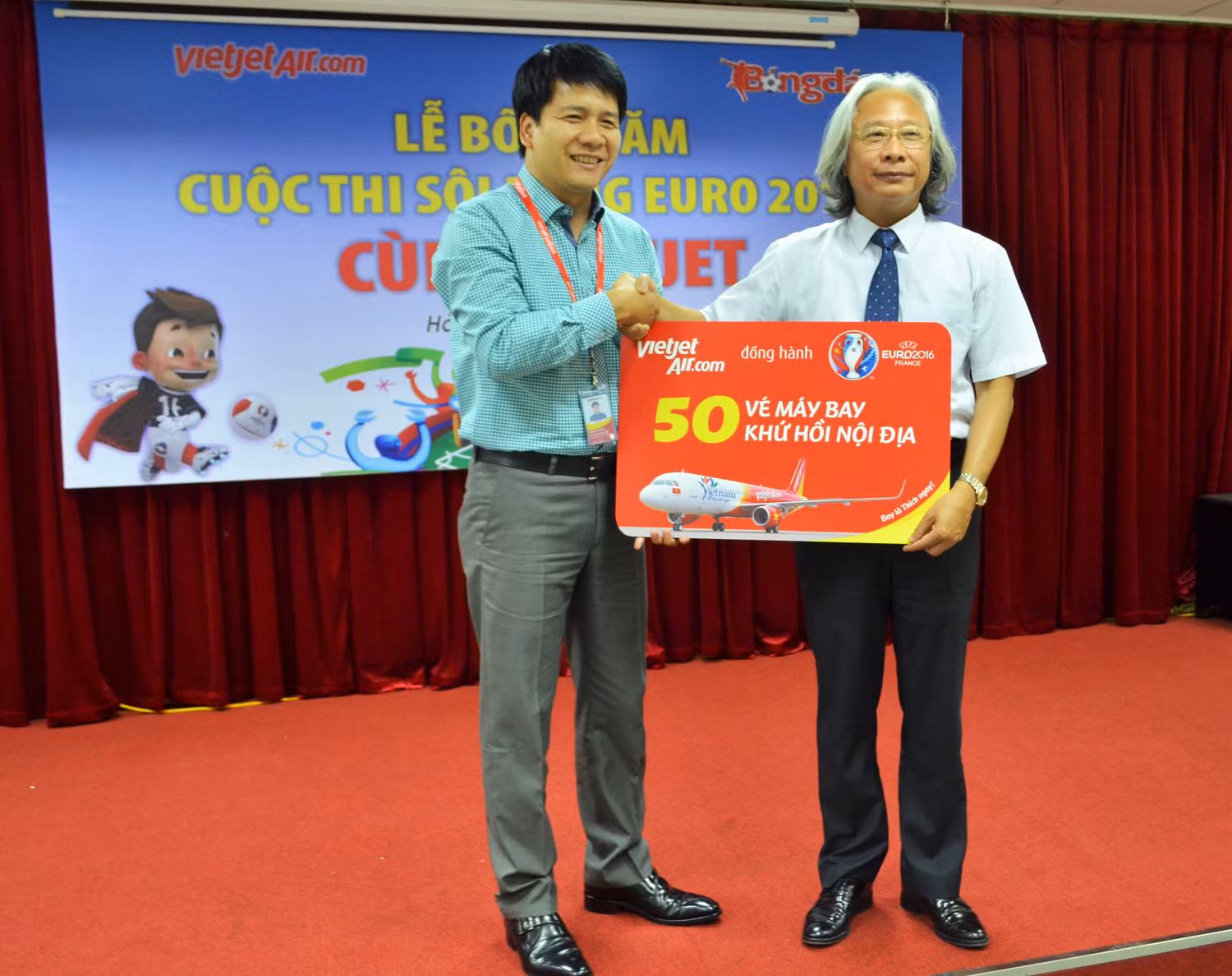 Ông Dương Hoài Nam - Giám đốc Văn phòng khu vực phía Bắc Hãng hàng không Vietjet Air trao bảng tượng trưng 50 vé bay khứ hồi cho Báo Bóng đá