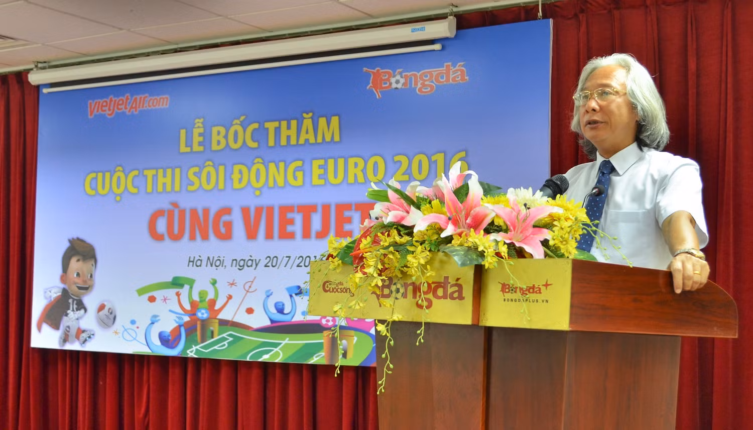 Ông Nguyễn Văn Phú phát biểu khai mạc lễ bốc thăm tìm ra người trúng thưởng trong cuộc thi dự đoán tỷ số mang tên: “Sôi động Euro cùng Vietjet" - ảnh H.Lực