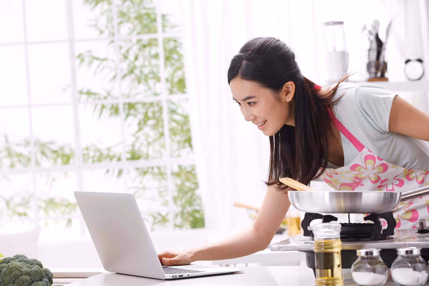 Giao dịch qua hệ thống ngân hàng điện tử đã góp phần làm bùng nổ các kênh mua sắm trực tuyến giúp bà nội trợ mua sắm dễ dàng - ảnh minh họa