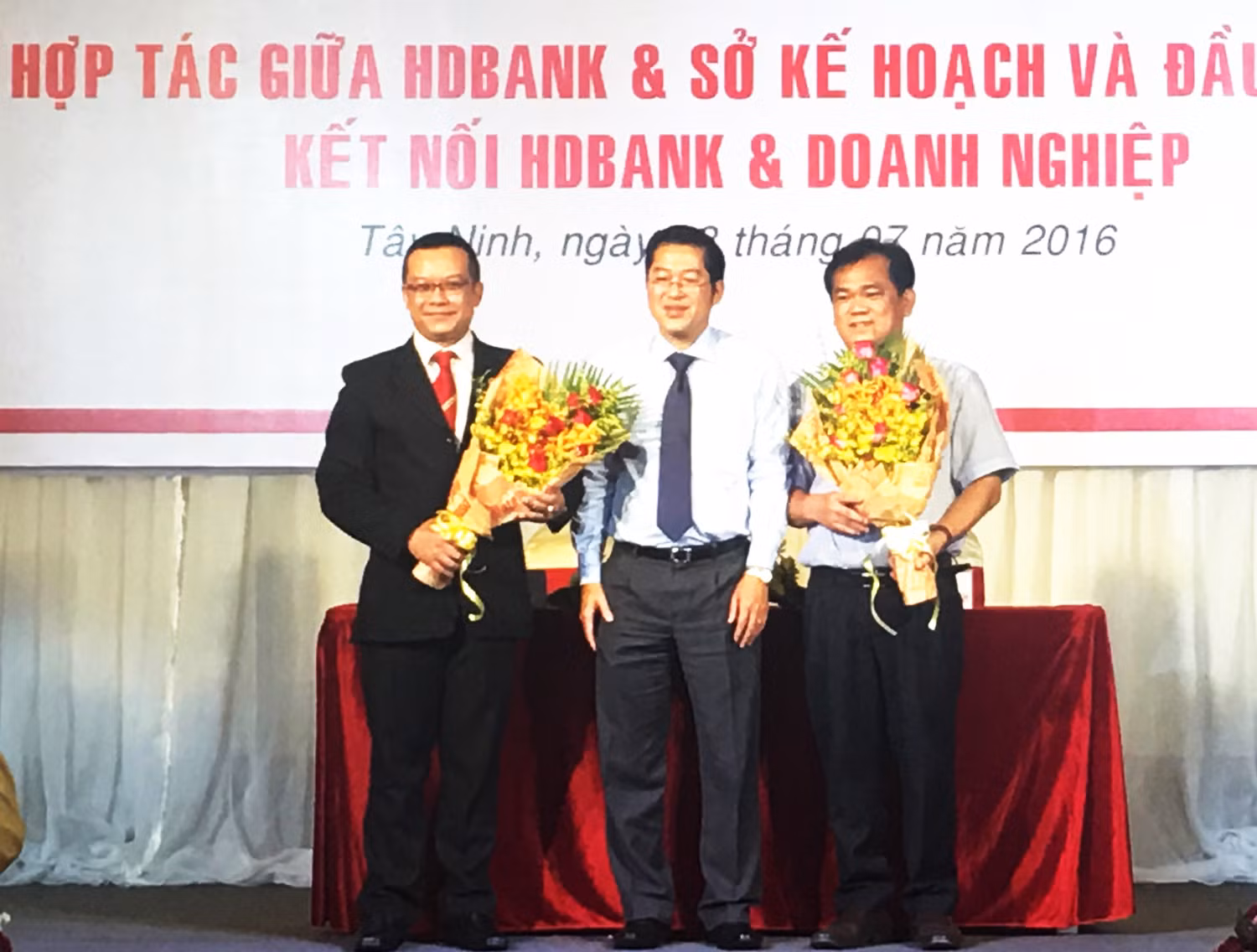 Đại diện HDBank và Sở Kế Hoạch & Đẩu Tư Tỉnh Tây Ninh tặng hoa tại buổi lễ Đại diện HDBank và Sở Kế Hoạch & Đẩu Tư Tỉnh Tây Ninh tặng hoa tại buổi lễ
