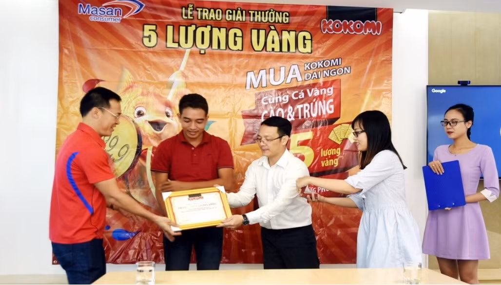 Đại diện nhãn hàng Kokomi trao giải nhất 5 lượng vàng cho anh Tống Cảnh Phương