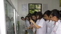 Sinh viên Cử nhân dinh dưỡng thực hành trong phòng Lab tài trợ bởi Công ty Ajinomoto.