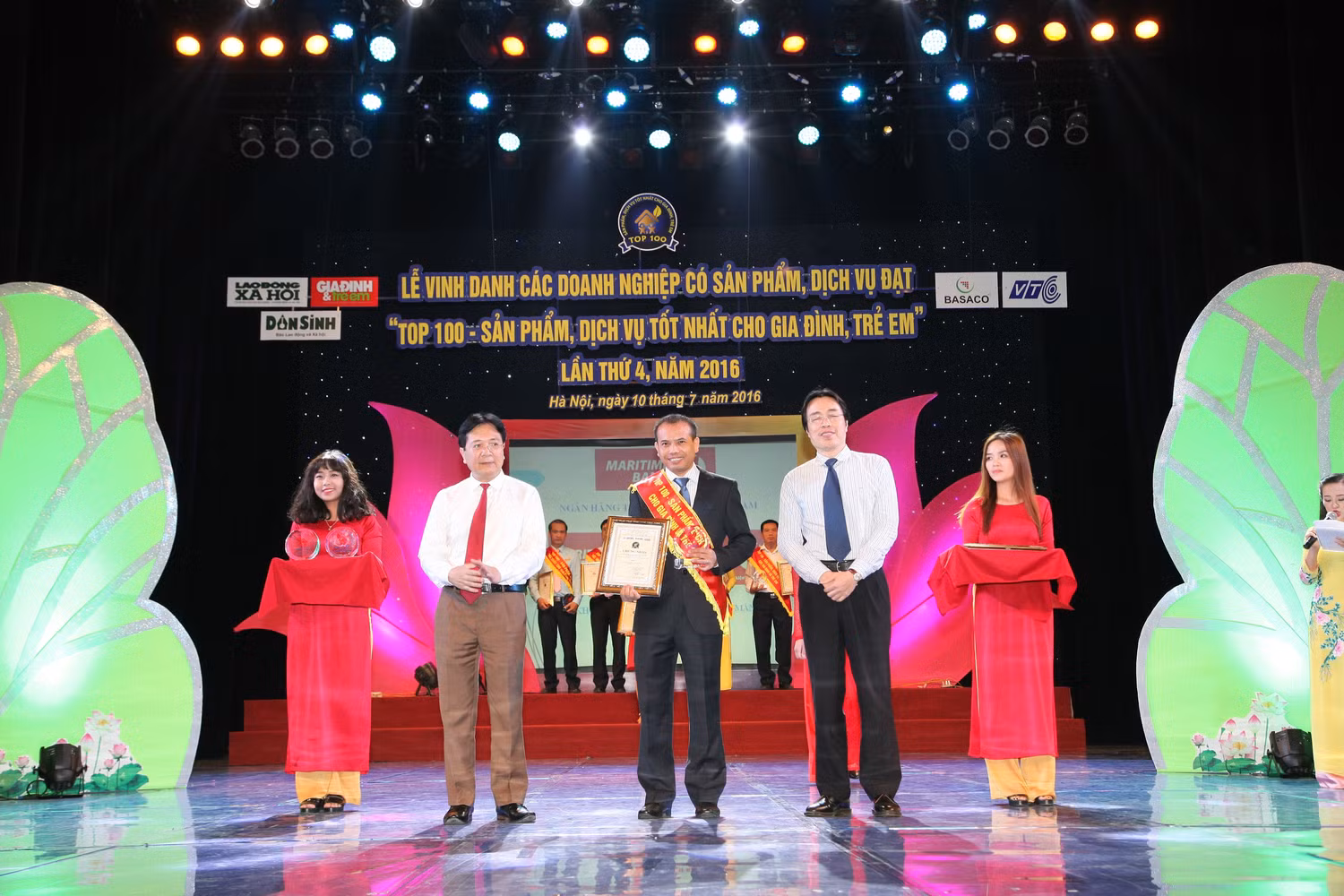 Đại diện Maritime Bank nhận giải thường sản phẩm ngân hàng dành cho gia đình và trẻ em được yêu thích nhất.
