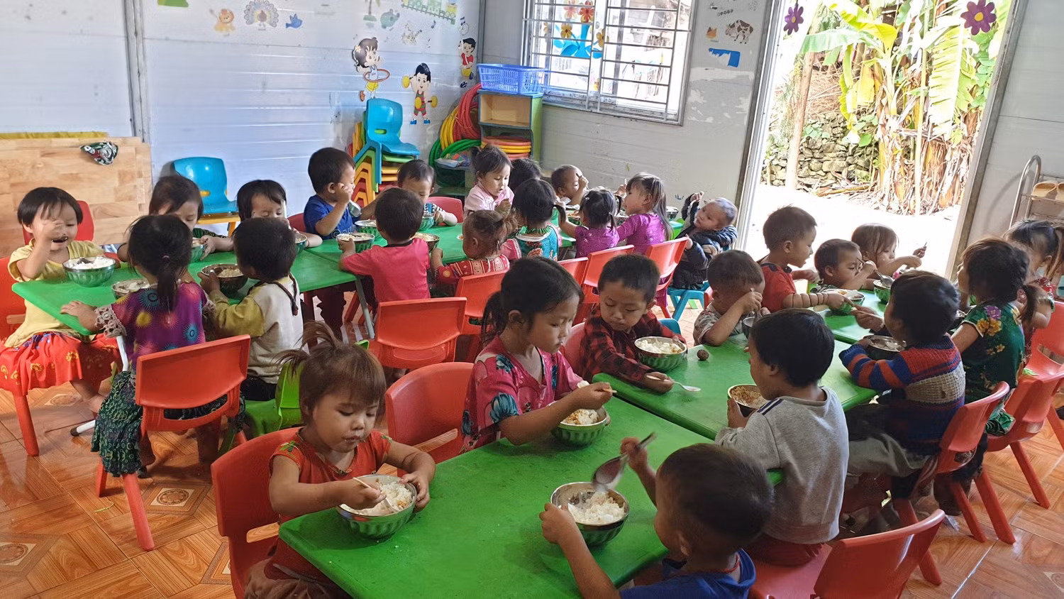 Học sinh tại điểm trường Mã Pì Lèng A trong giờ ăn trưa. (Ảnh: Ngọc Mai). Học sinh tại điểm trường Mã Pì Lèng A trong giờ ăn trưa. (Ảnh: Ngọc Mai).